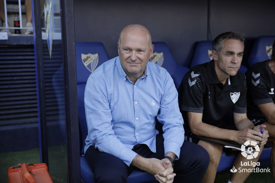  Pepe Mel sonríe en el banquillo del Málaga en su estreno como técnico blanquiazul