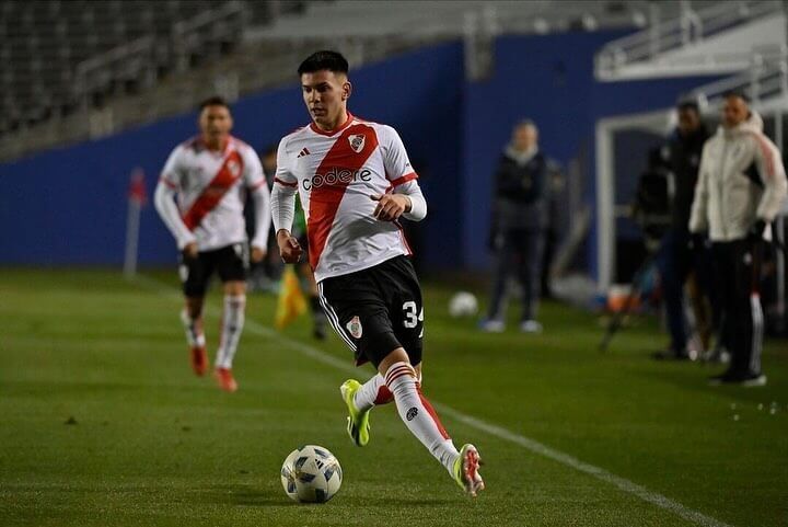  Facundo Mastantuono jugando un partido con River Plate.