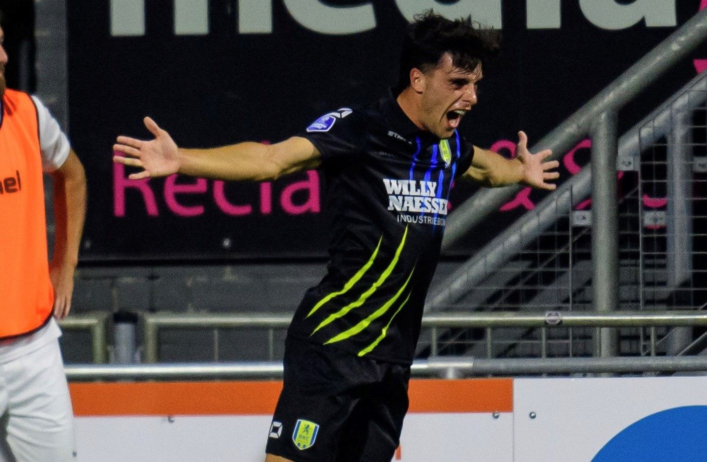 Julen Lobete celebra un gol.