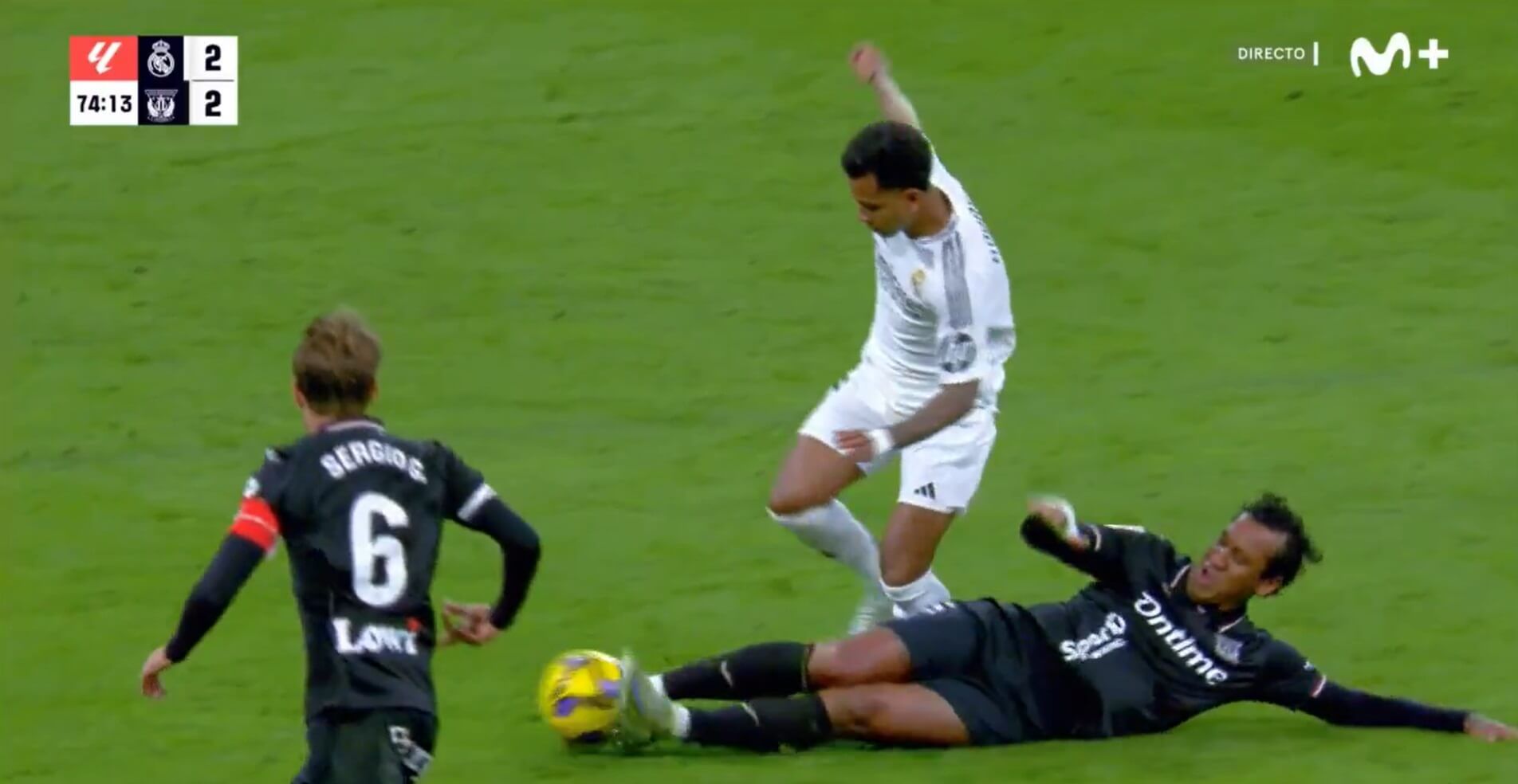 Falta de Tapia sobre Rodrygo.