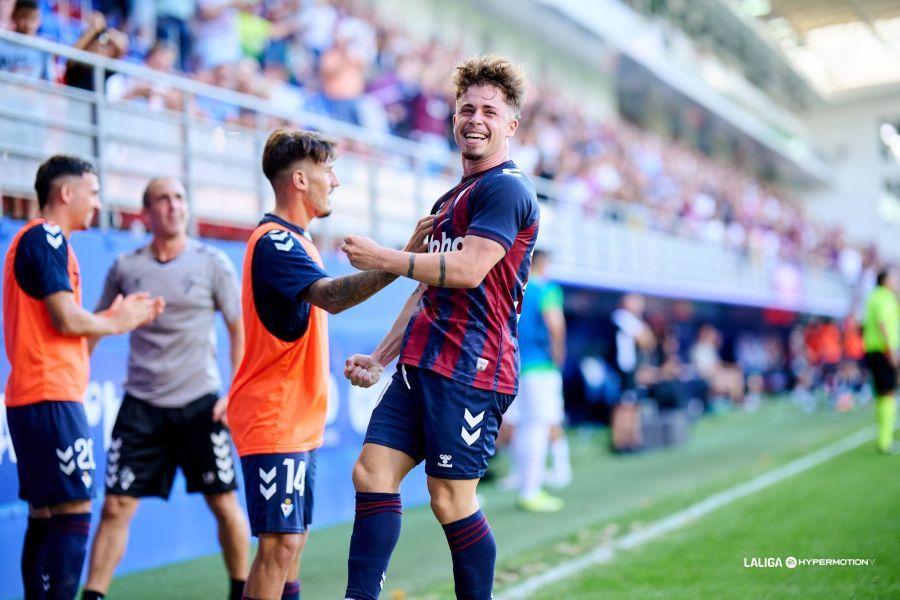 El ex del Dépor Mario Soriano celebra su gol al Elche.
