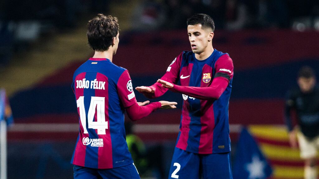 Joao Félix y Joao Cancelo, durante un partido