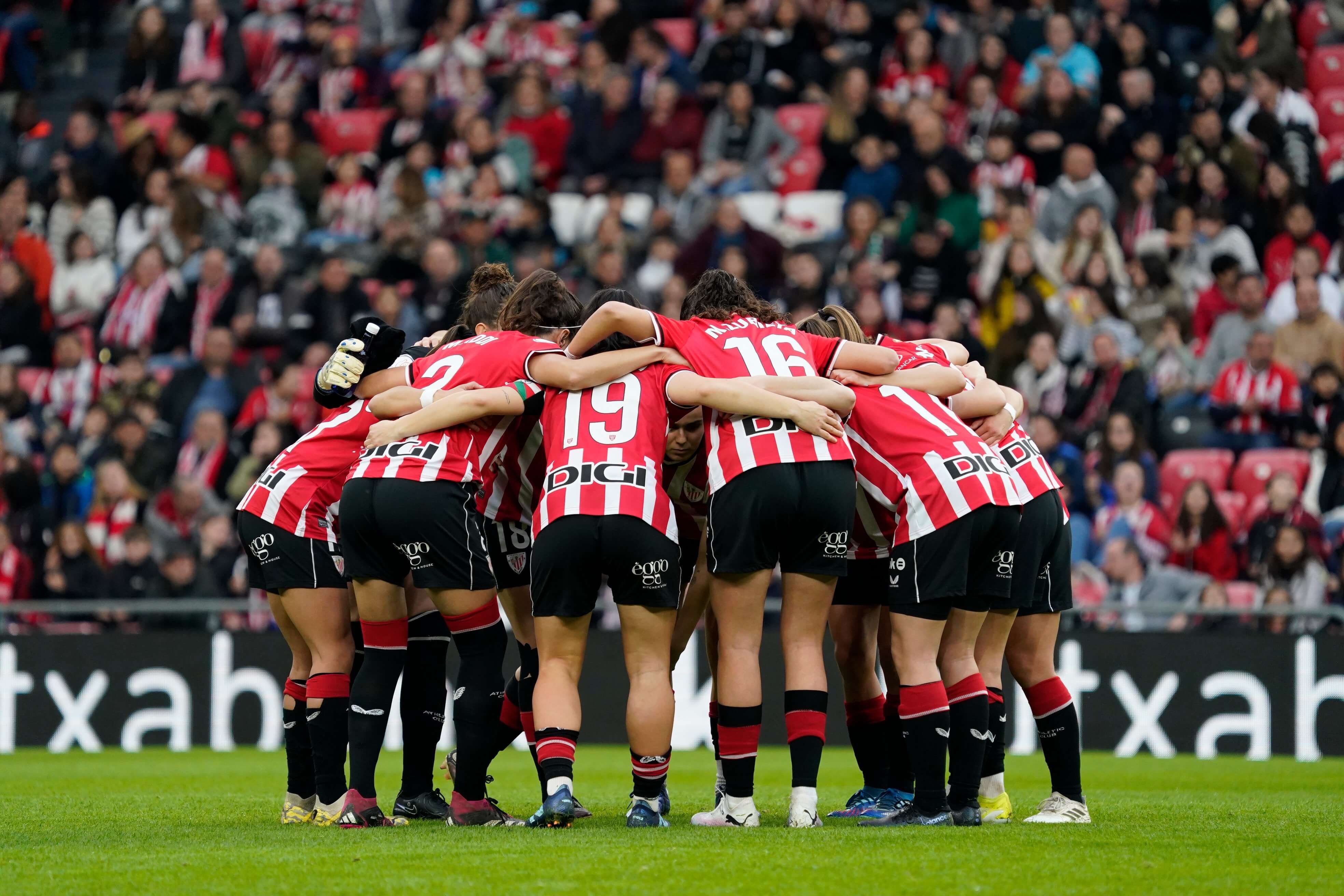  Piña del equipo femenino en San Mamés.