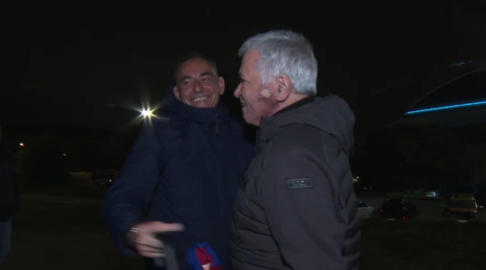 El aficionado se abraza con elpadre de Fermín López