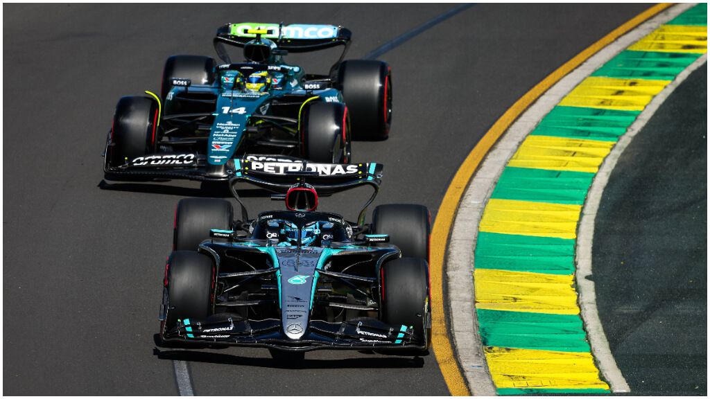  Fernando Alonso y George Russell, durante el GP de Australia de F1.