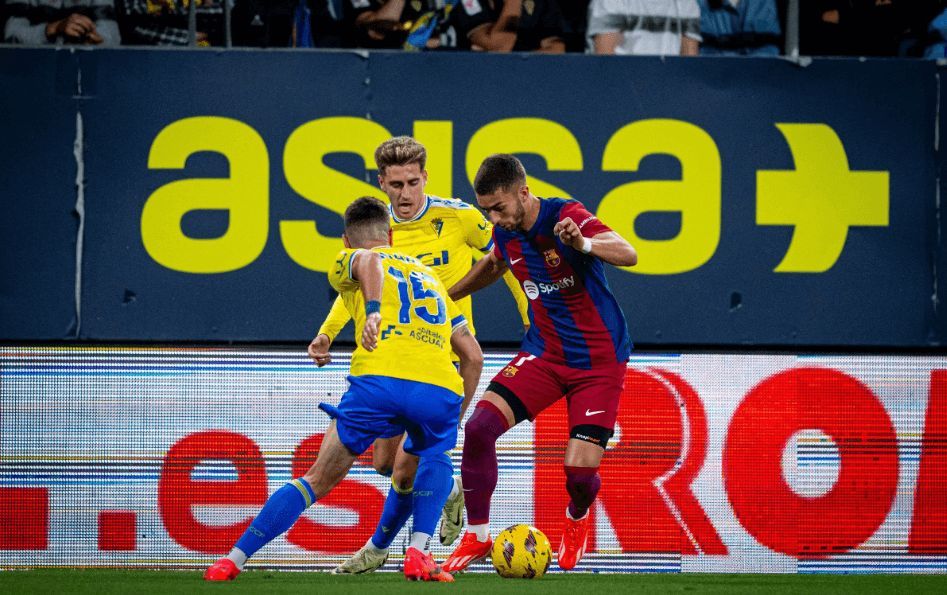  Ferran Torres, ante dos jugadores del Cádiz.