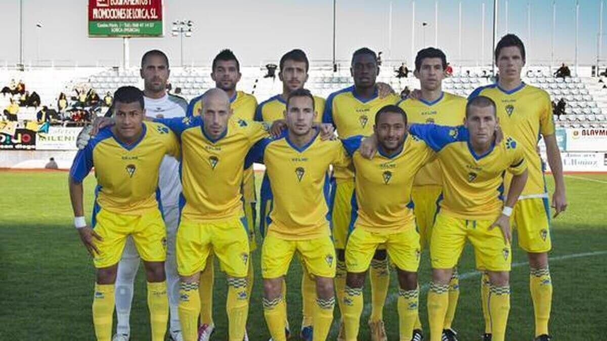  Once del Cádiz en la temporada 2011/12 con Dioni y Ferreiro en el centro de la imagen. (LOF)