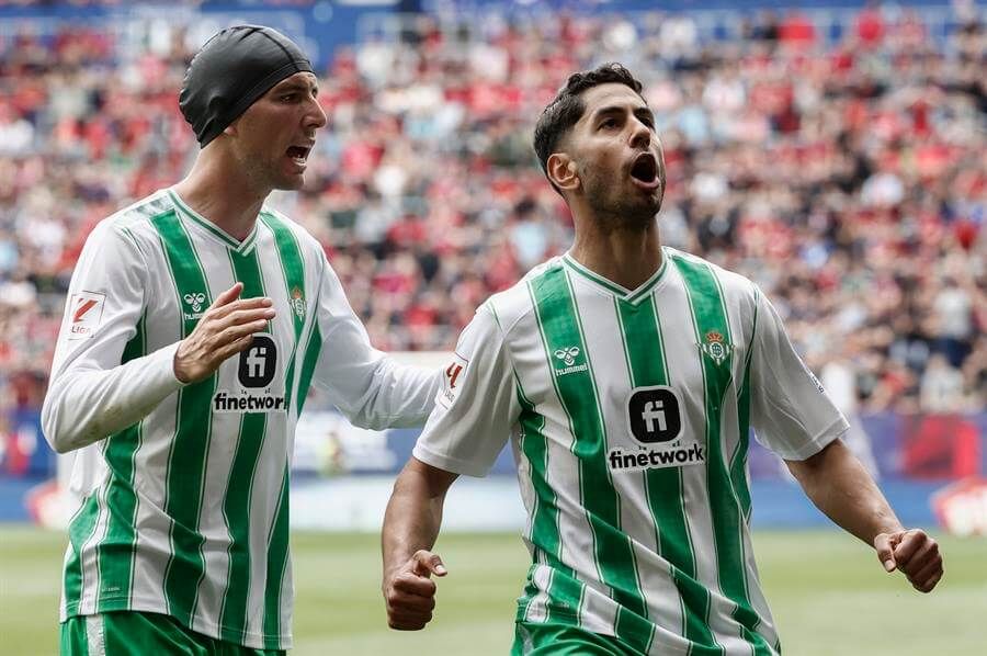  Ayoze celebra su gol en el Osasuna - Betis