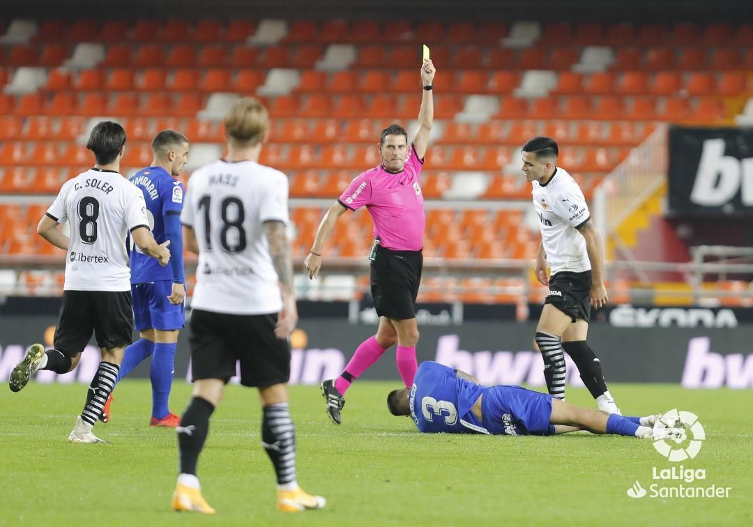  Figueroa Vázquez muestra una tarjeta en el Valencia-Getafe.