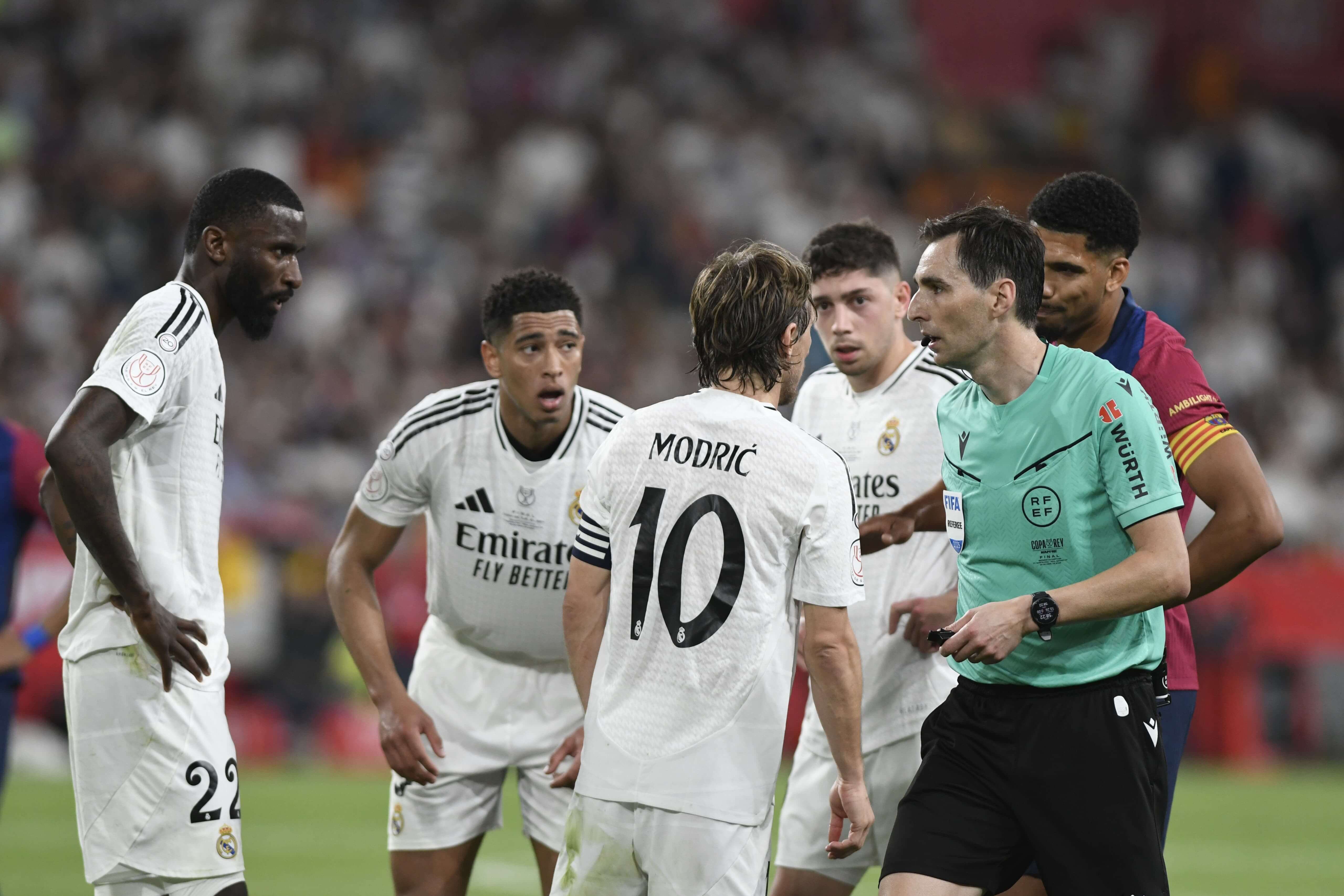  De Burgos Bengoetxea charla con Luka Modric y los jugadores del Real Madrid.
