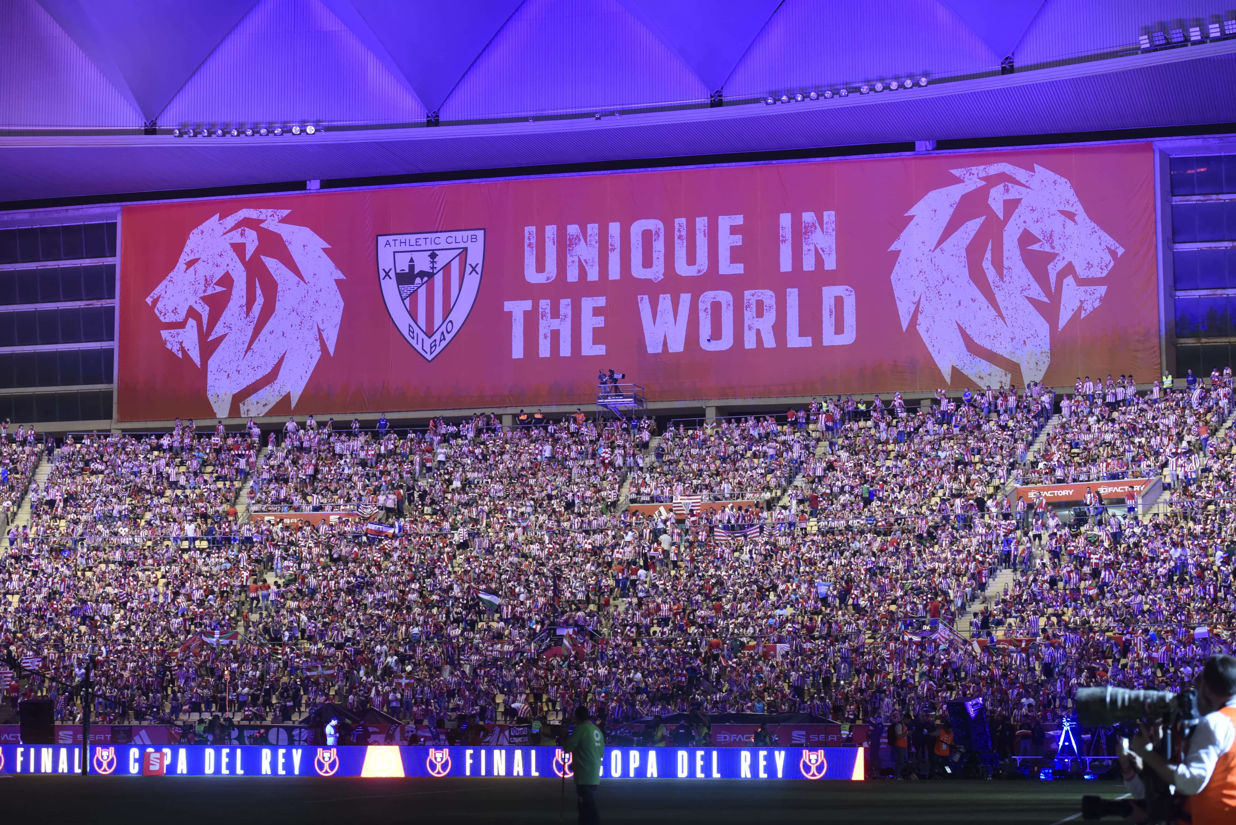 Aficionados del Athletic en La Cartuja ante el Mallorca.