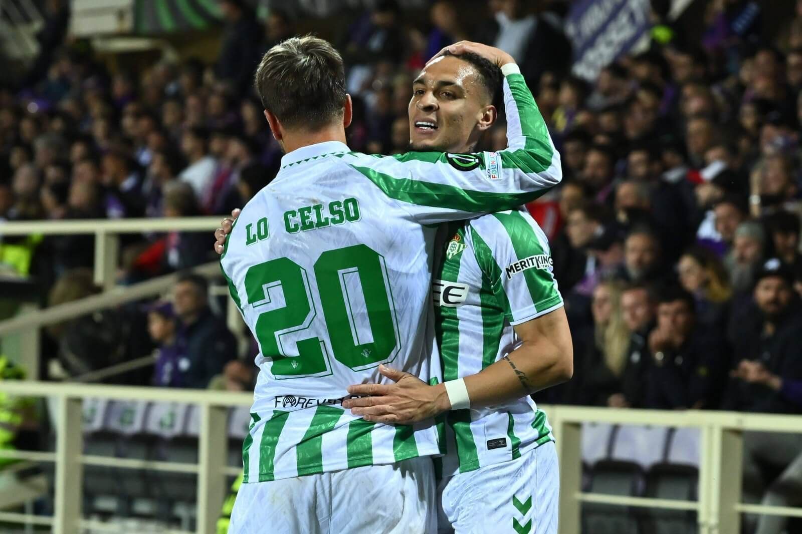 Antony celebra con Lo Celso su gol en el Fiorentina-Betis.