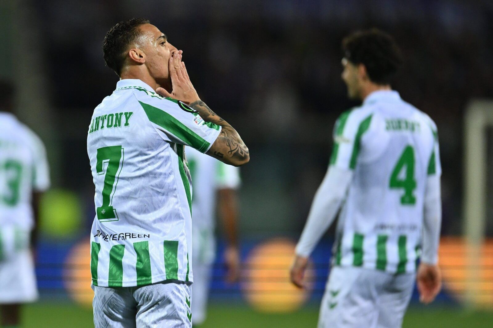  Antony celebra su gol en el Fiorentina-Betis.