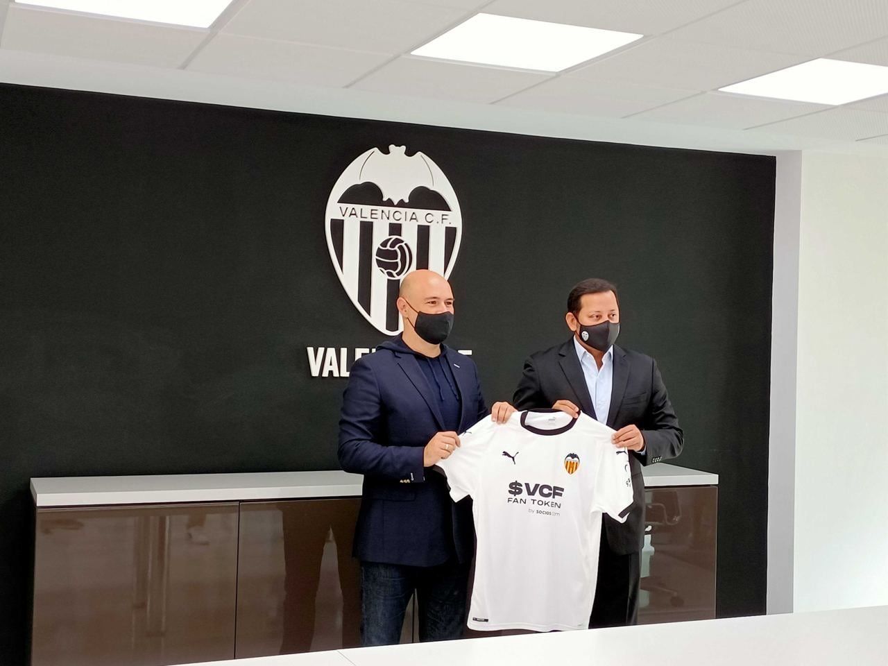  Firma del acuerdo del sponsor entre Alexandre Dreyfuss y Anil Murthy