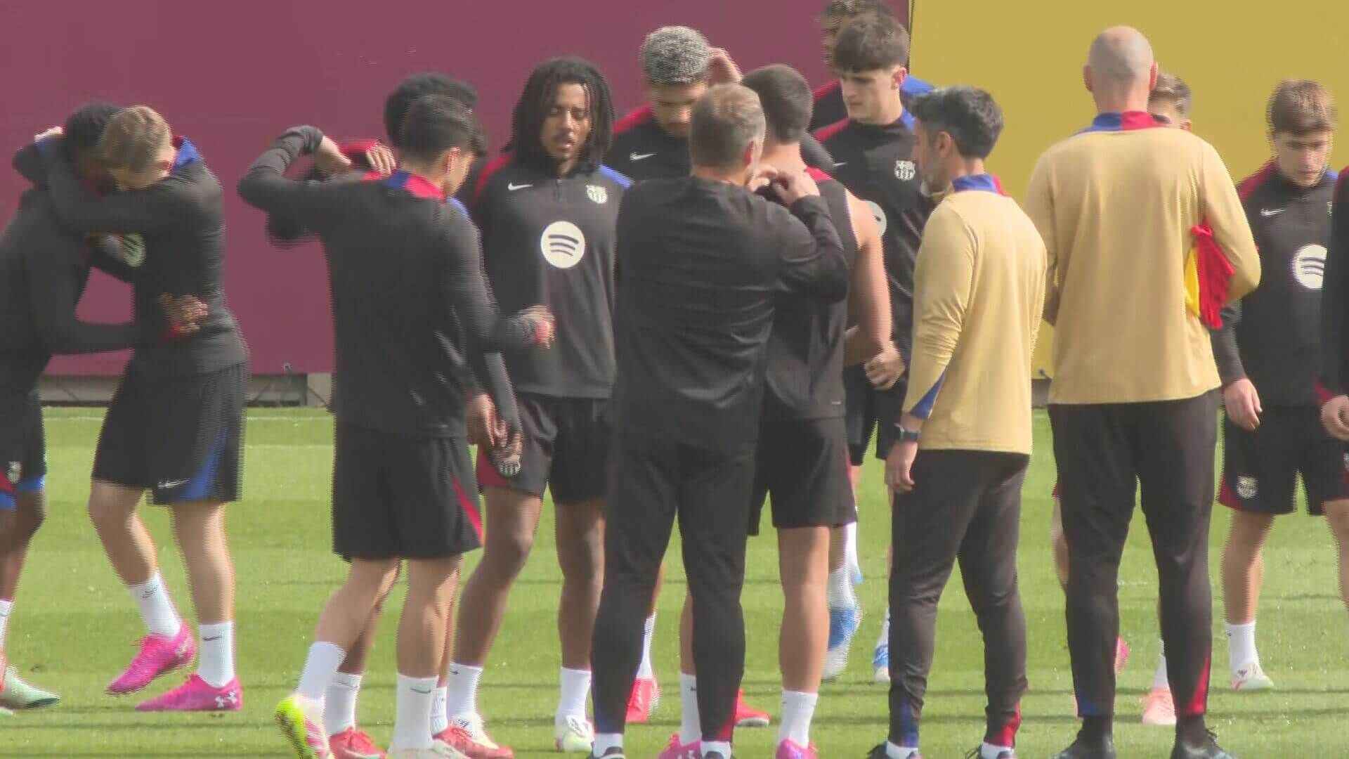  Hansi Flick atendiendo a Ferran Torres durante el entrenamiento