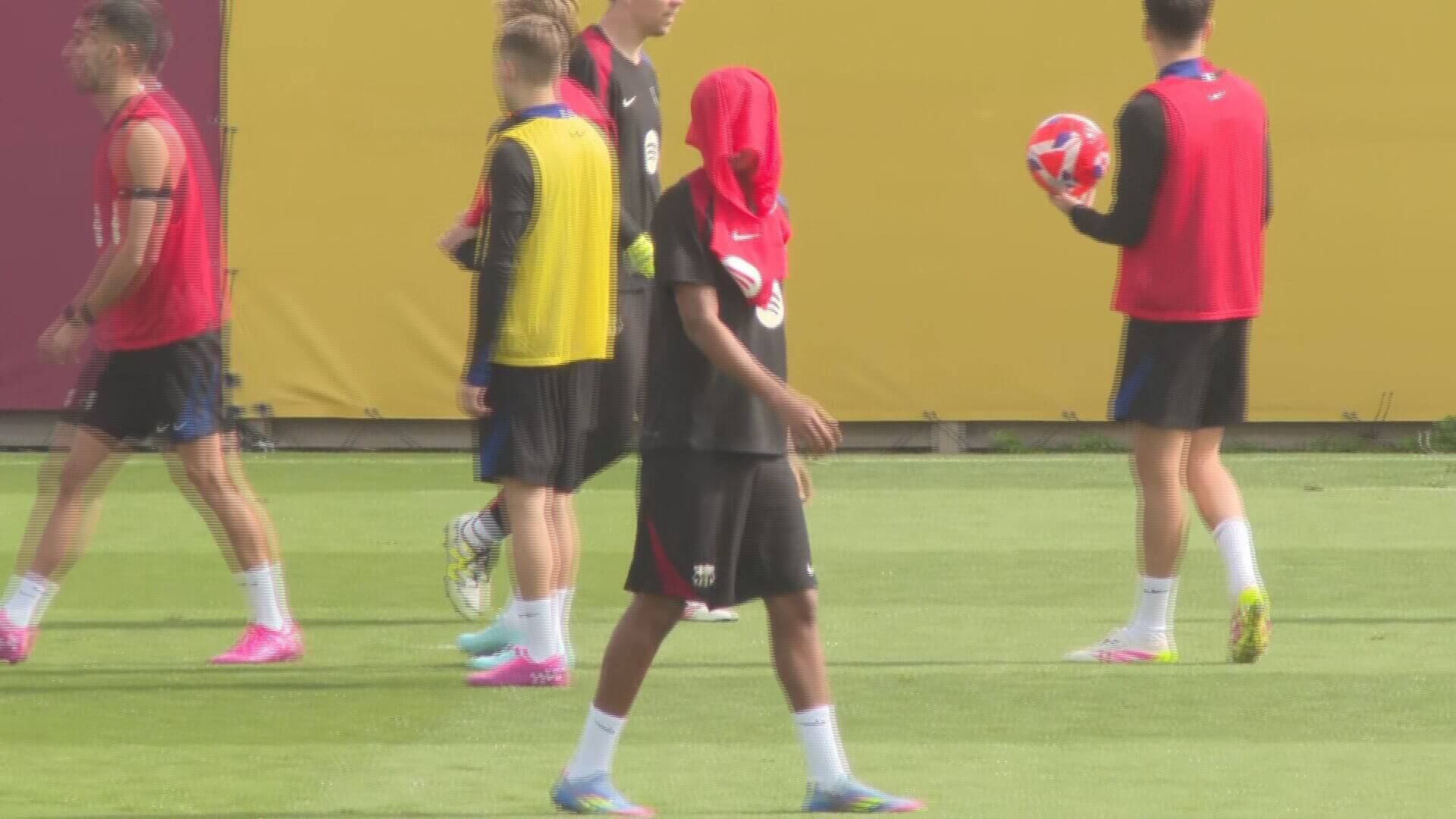  Lamine Yamal, con el peto sobre la cabeza en el entrenamiento del Barça