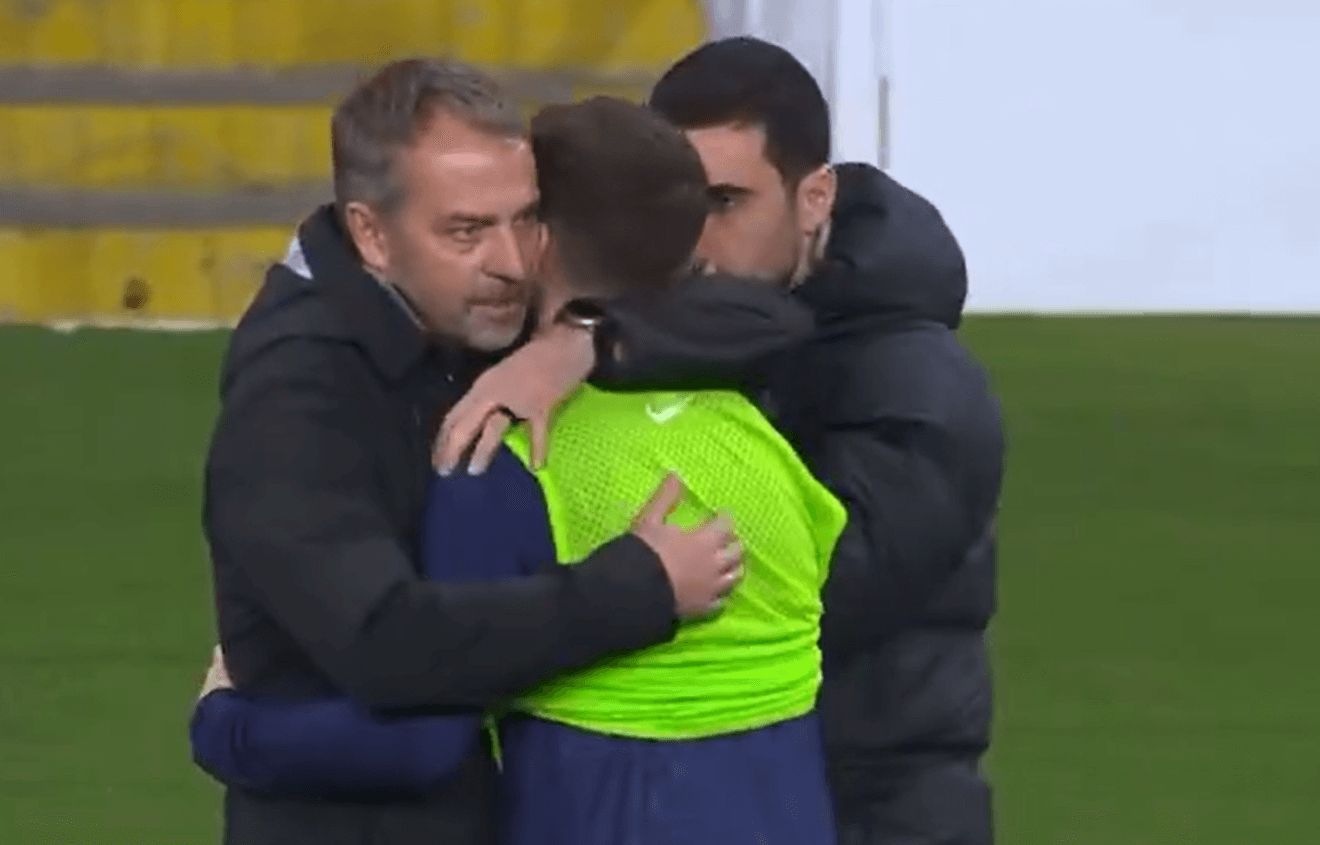  Hansi Flick abraza a Gavi en el FC Barcelona-Valencia CF (Movistar+)