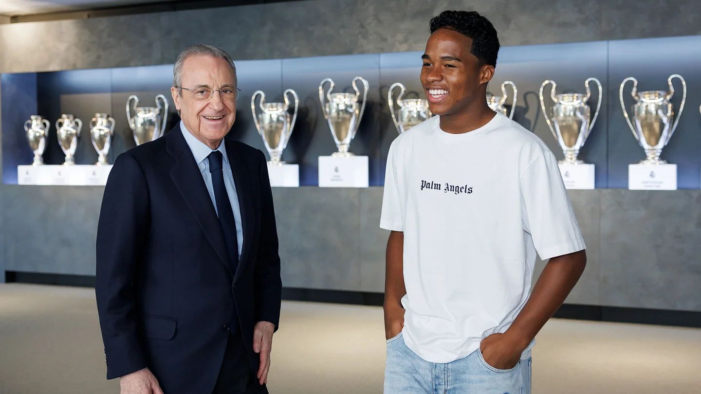  Florentino Pérez y Endrick, en el museo del Real Madrid.