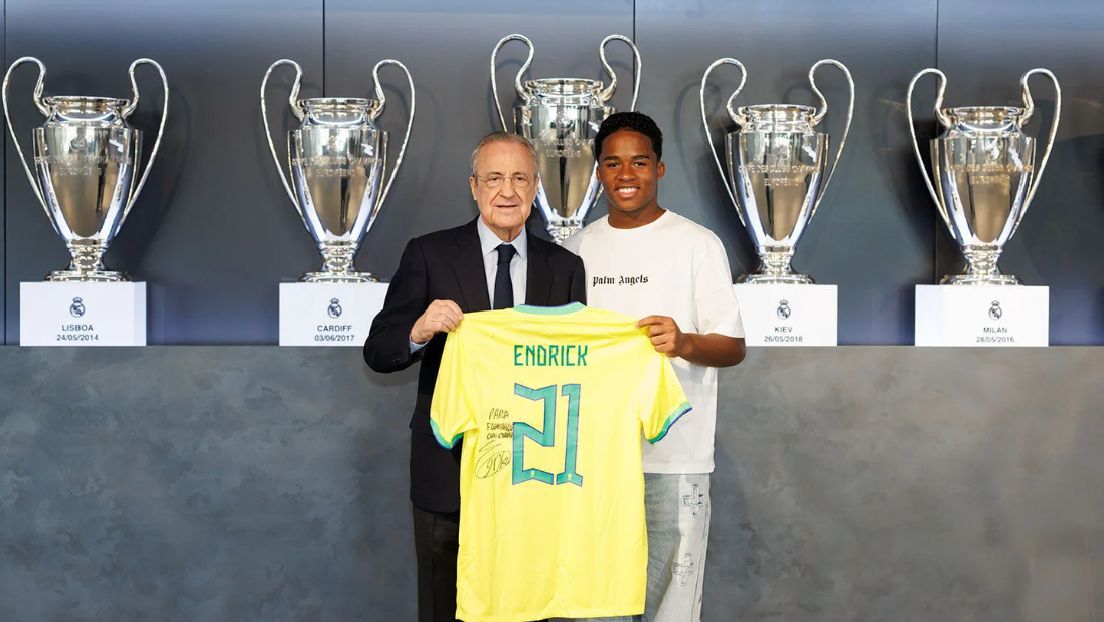 Florentino posando con Endrick y una camiseta firmada de la selección de Brasil.