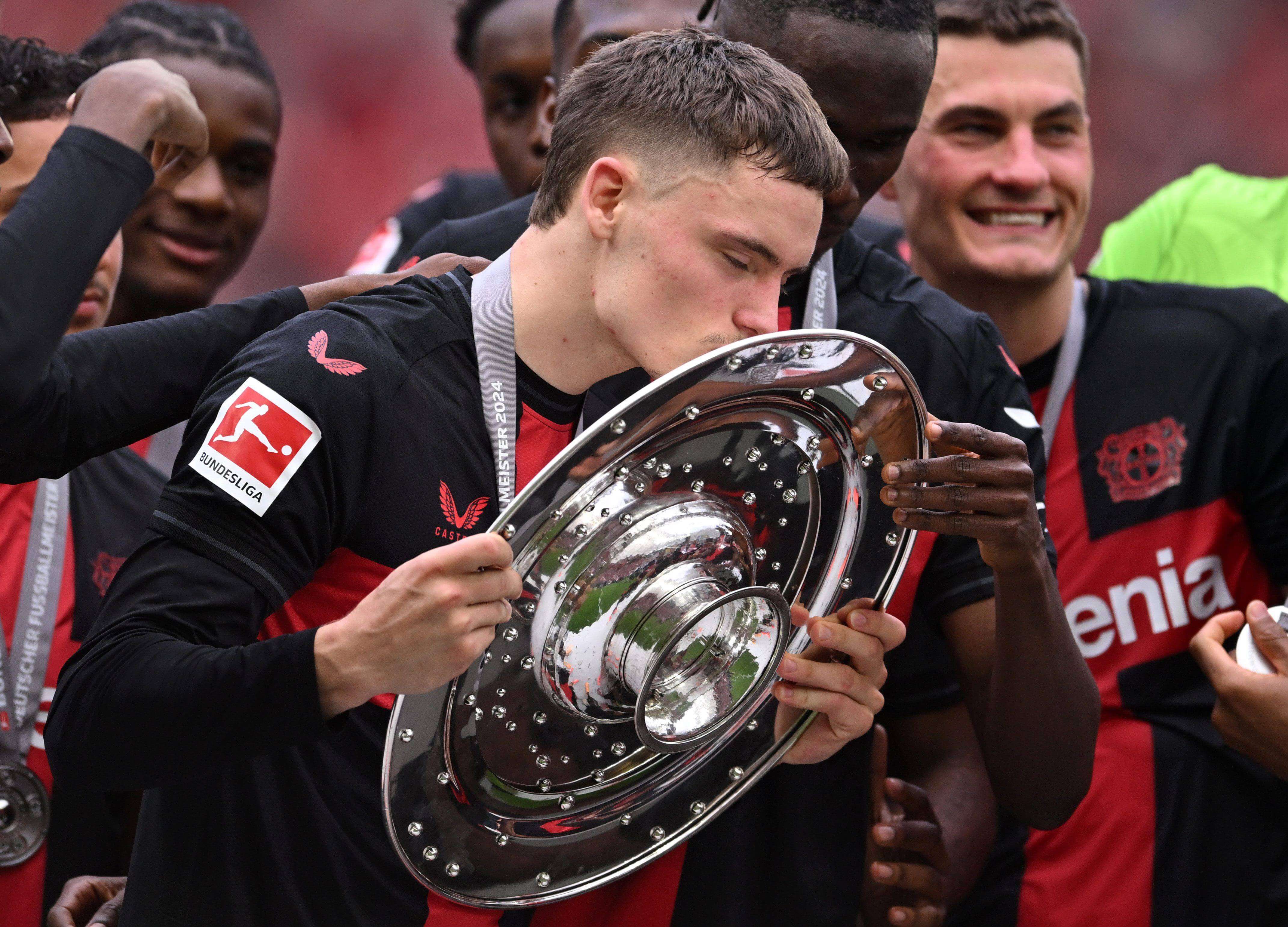  Florian Wirtz besa el trofeo de la Bundesliga conquistado con el Bayer Leverkusen.