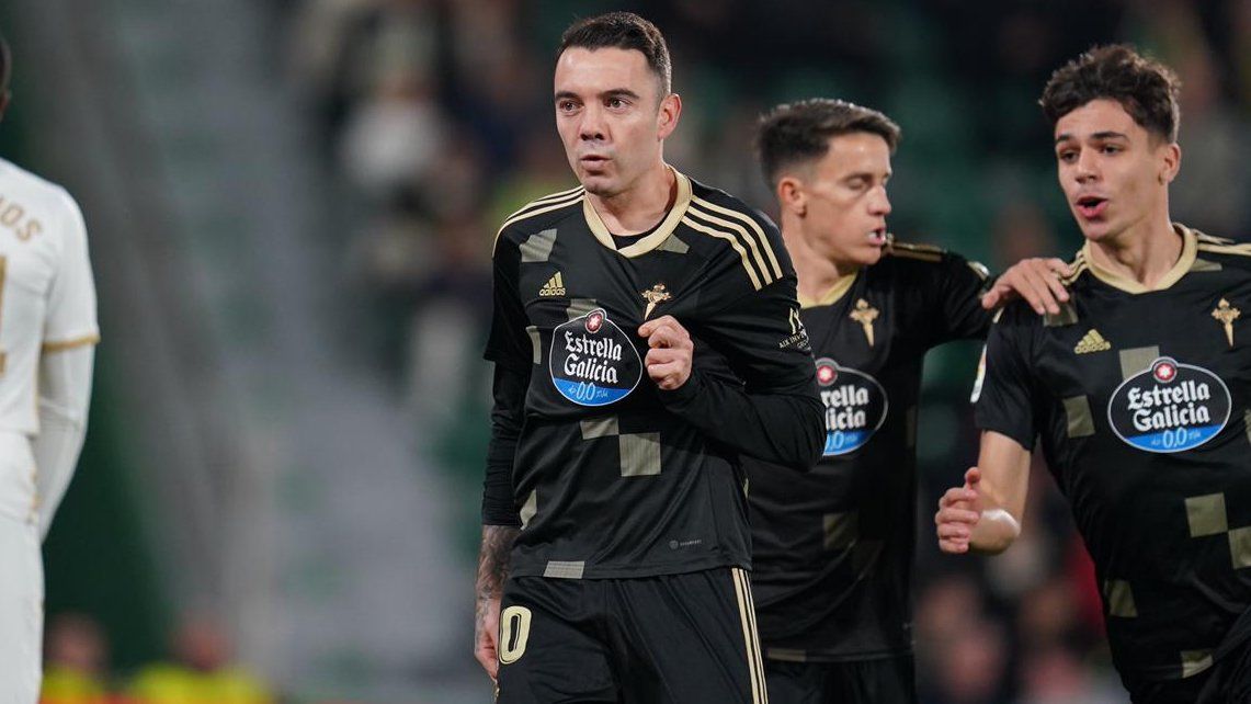 Aspas ante el Elche en el Martínez Valero.