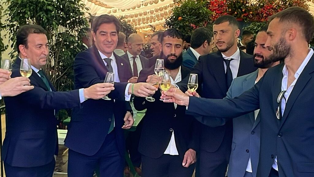  Fekir brindando con agua durante el tradicional acto del Betis