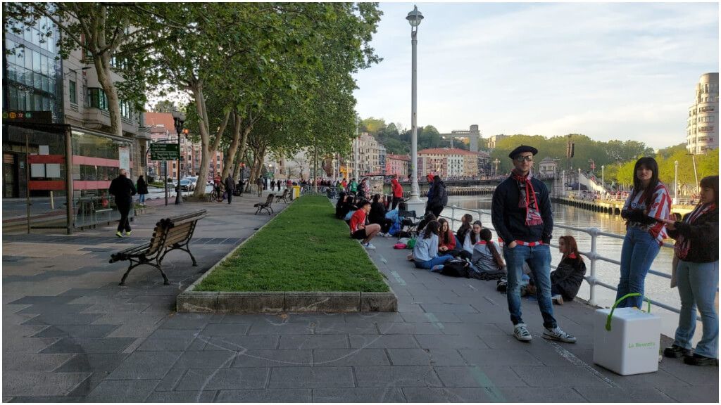  Aficionados de Athletic esperan el paso de la Gabarra en la ría de Bilbao.