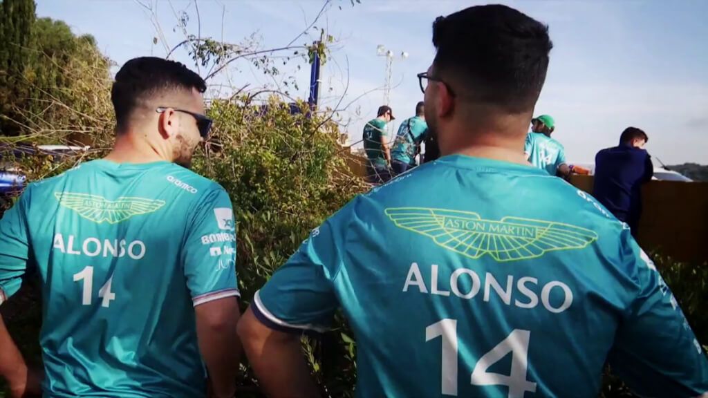  Aficionados de Fernando Alonso, durmiendo en el coche