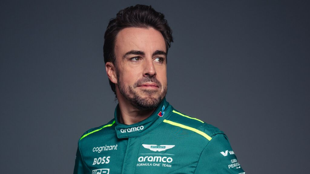  Fernando Alonso, posando con el mono 2024.