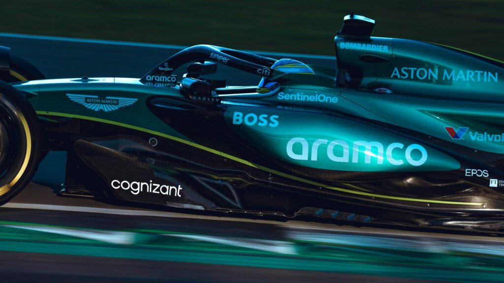  Fernando Alonso, probando el AMR24 en Silverstone.