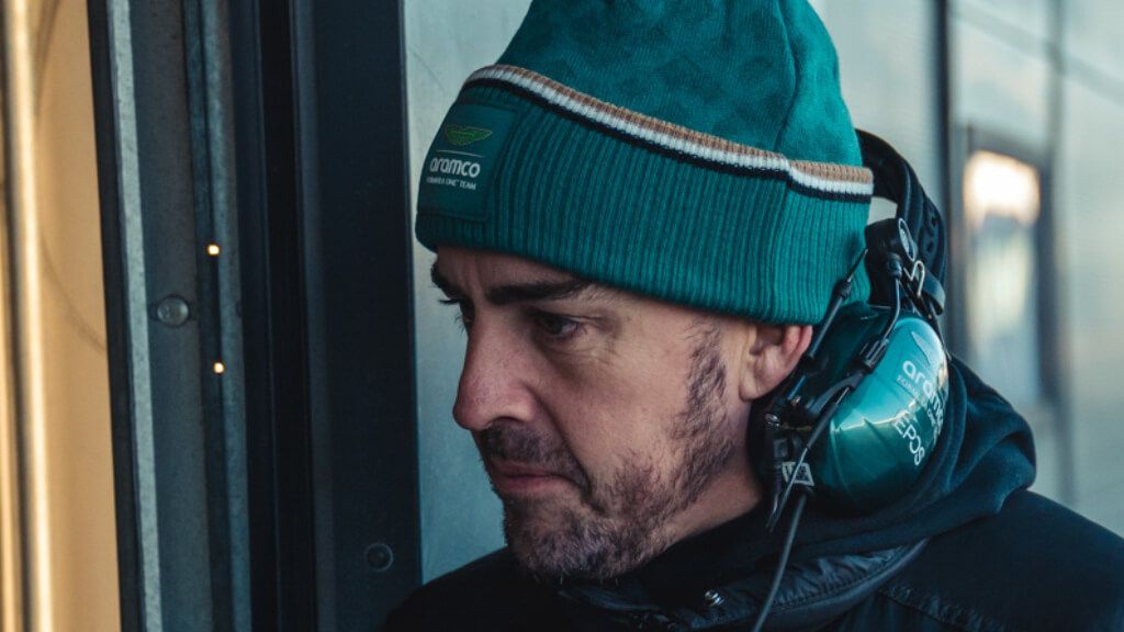  Fernando Alonso, con el AMR24.