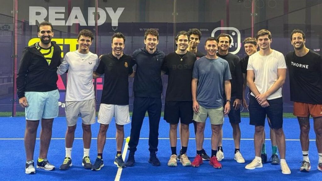  Fernando Alonso y otros pilotos de Fórmula 1 jugando al padel