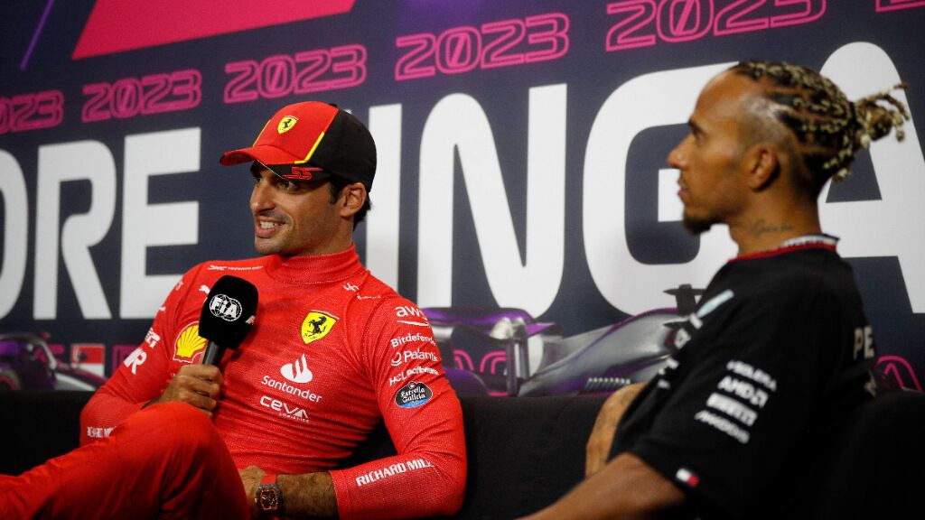 Carlos Sainz y Lewis Hamilton, en 2023.