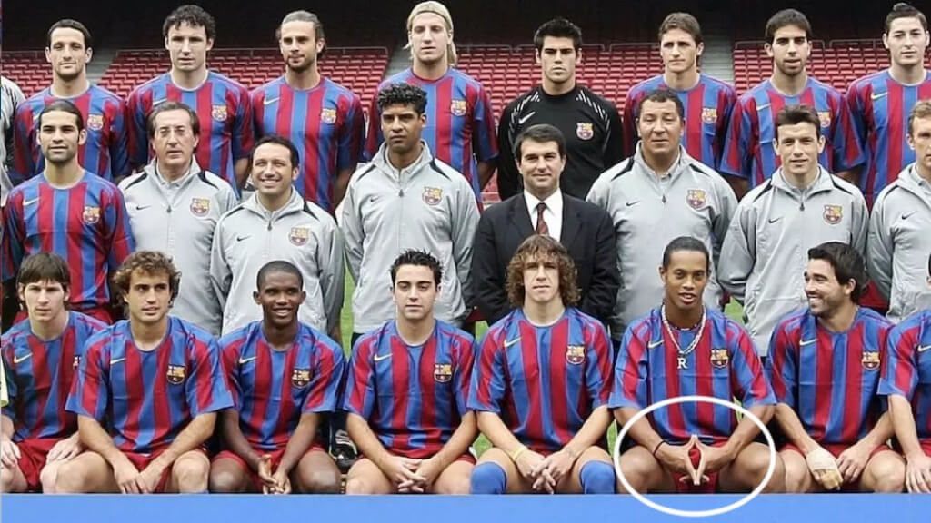 Ronaldinho posa con el resto de la plantilla del Barça