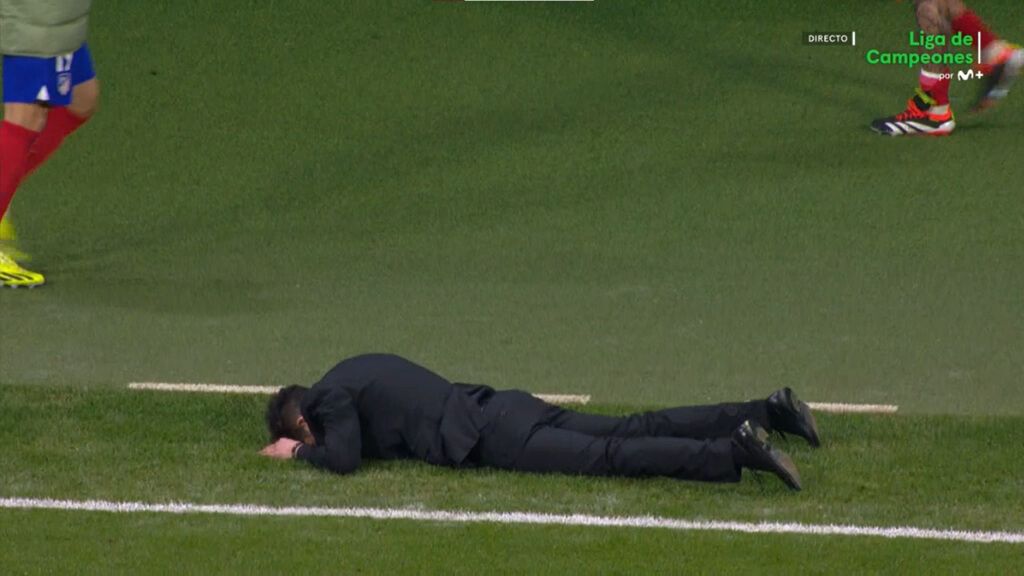  Simeone, tumbado en el césped tras la acción de Riquelme