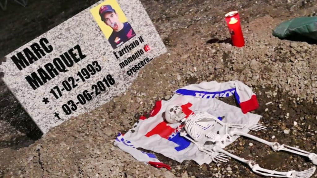  Tumba de Marc Márquez hecha por aficionados italianos