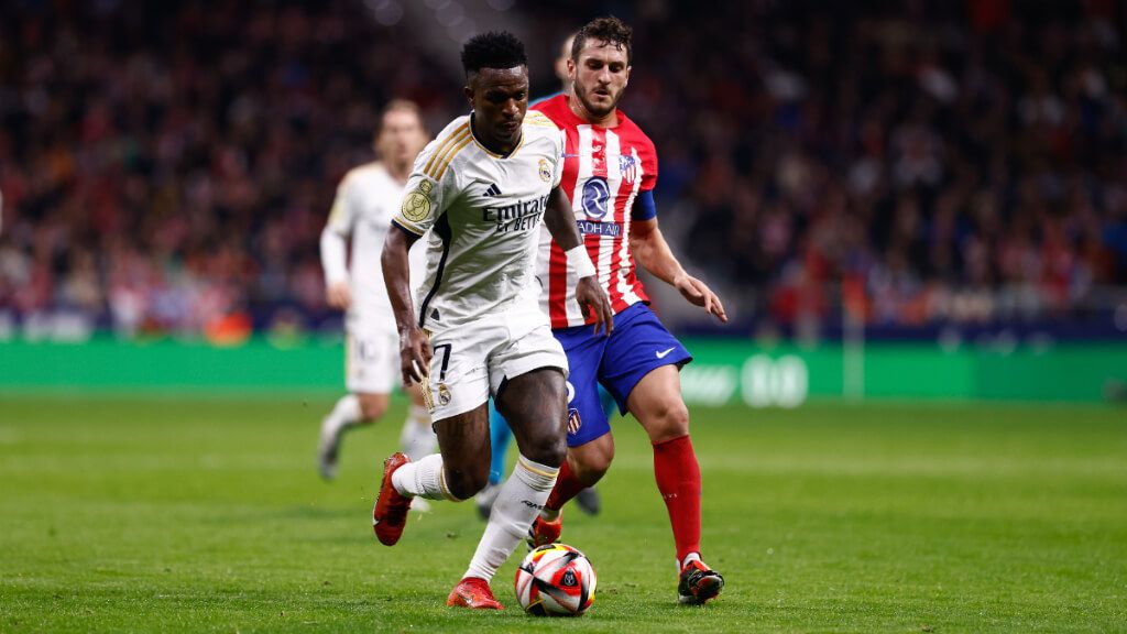 Koke y Vinicius disputando un balón