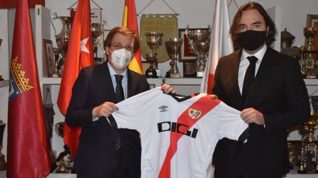  Almeida y Martín Presa posan con la camiseta del Rayo Vallecano