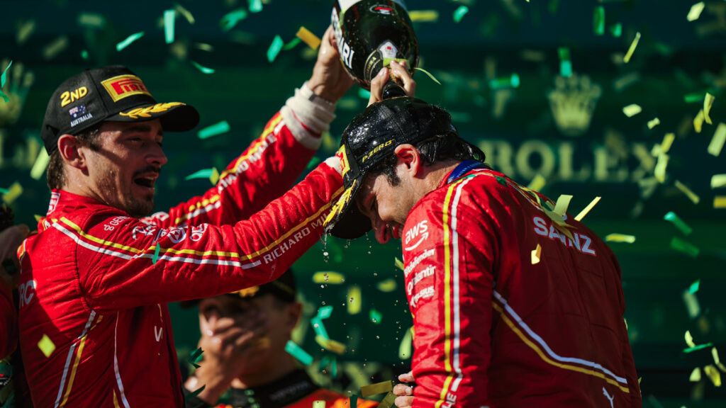  Carlos Sainz, en el podio del GP de Australia