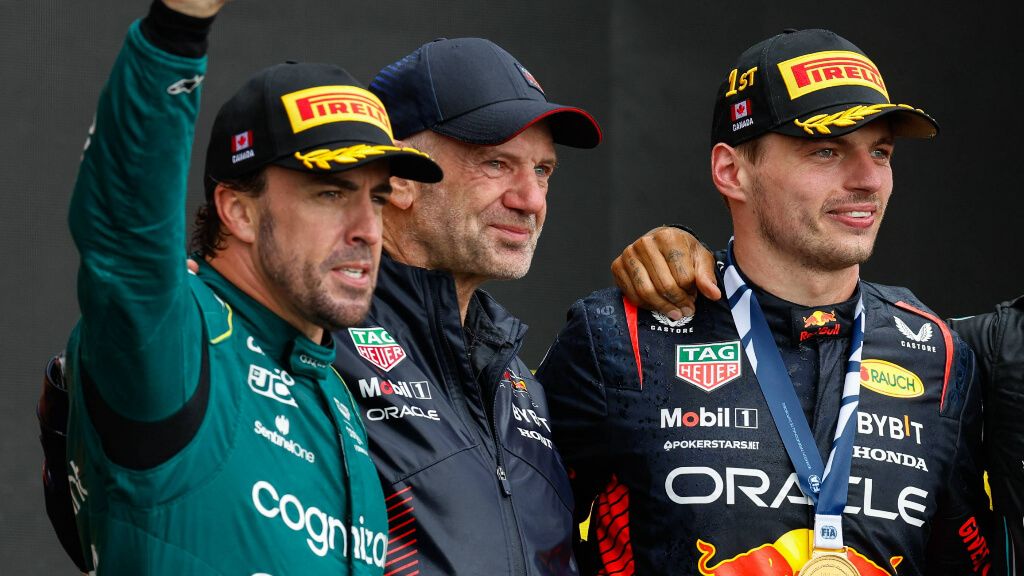 Fernando Alonso, Adrian Newey y Max Verstappen (Cordon Press)