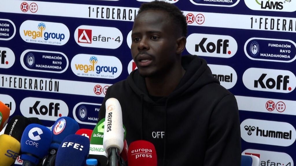  Cheikh Sarr durante su comparecencia ante los medios