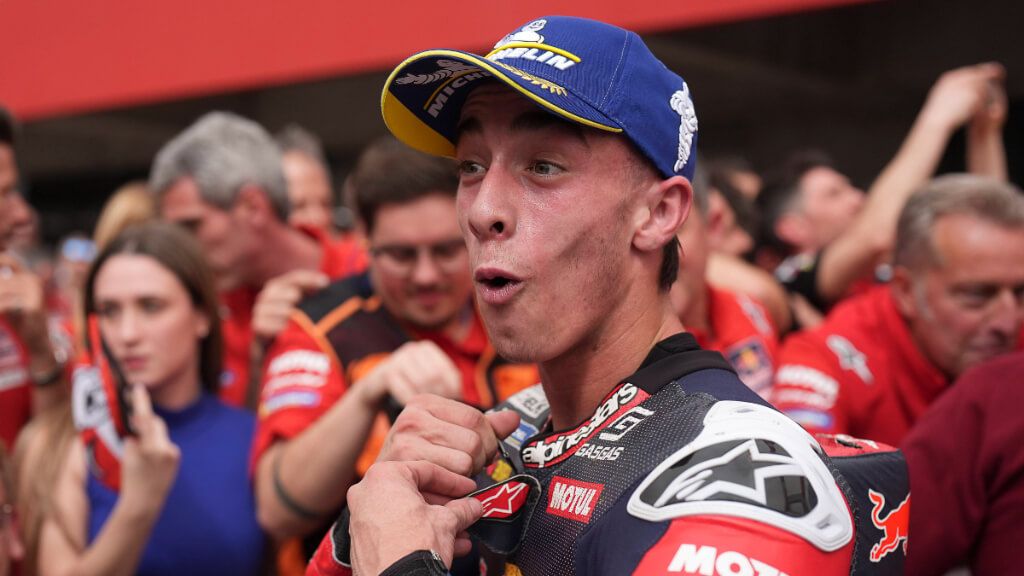 Pedro Acosta, celebrando su primer podio en MotoGP.