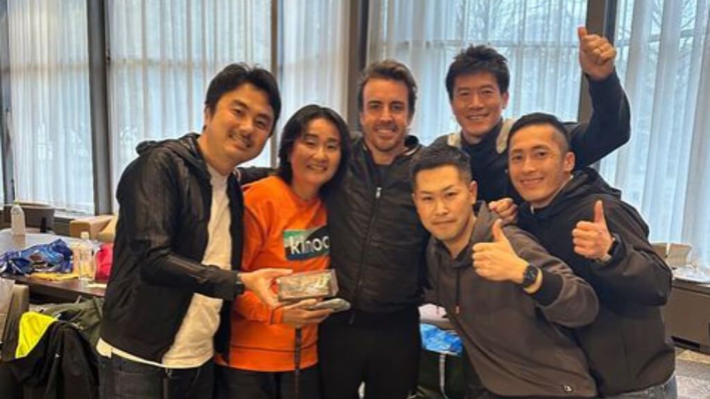  Fernando Alonso, con aficionados japoneses.
