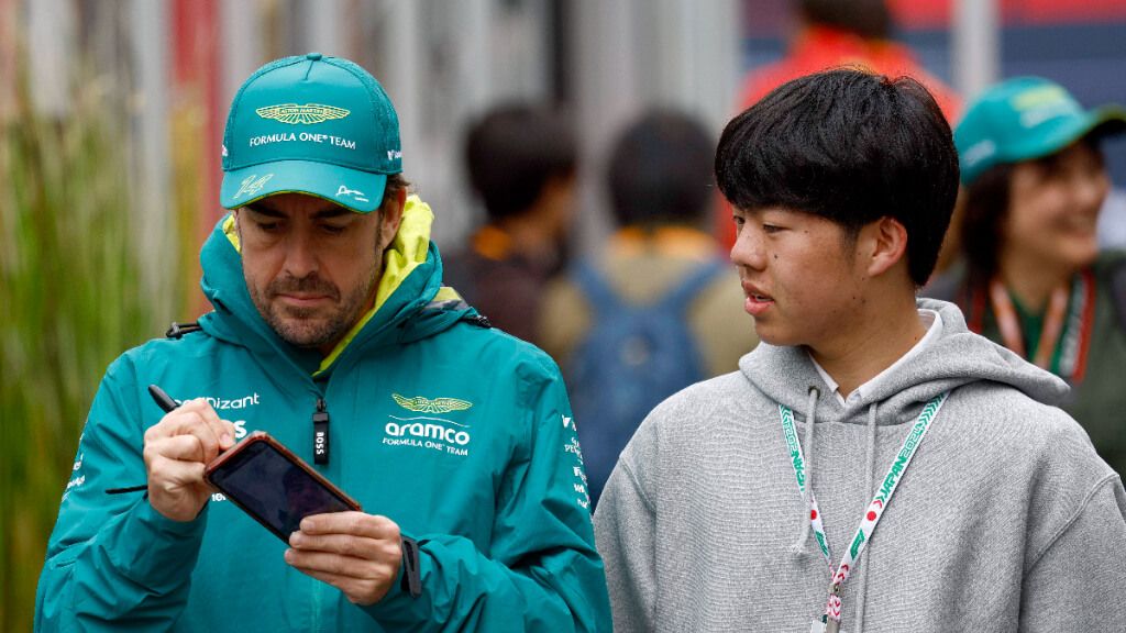 Fernando Alonso, con un seguidor japonés.