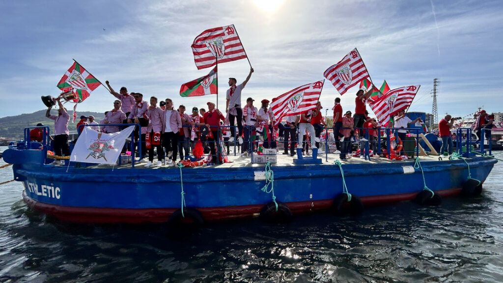  Los jugadores del Athletic Club, a bordo de la Gabarra