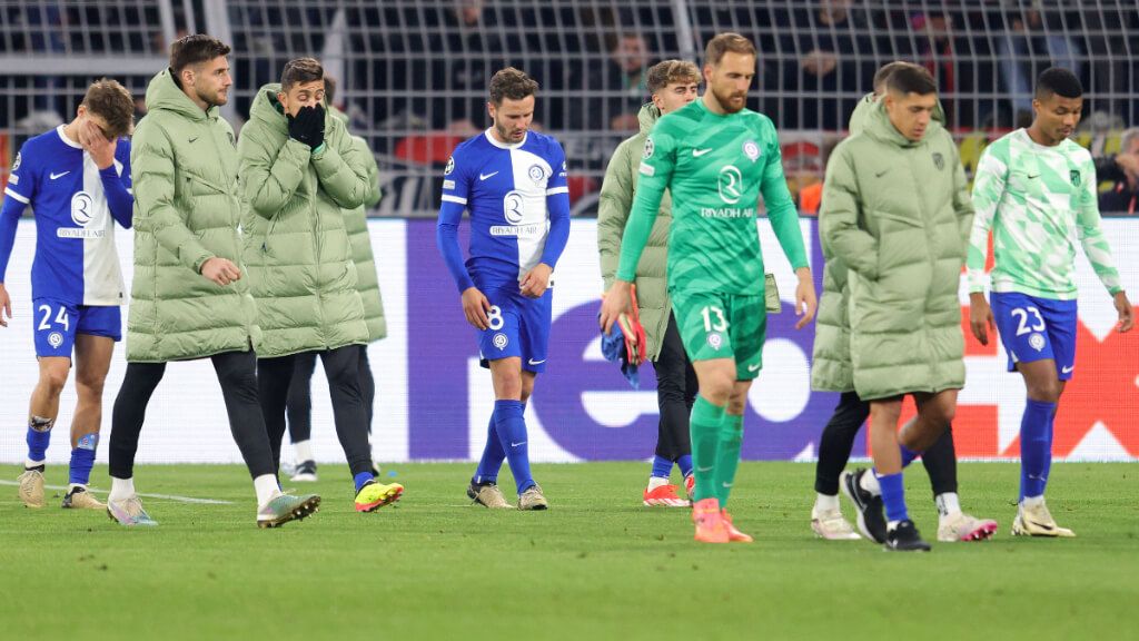  Los jugadores del Atlético tras la eliminación en Dortmund (Europa Press)