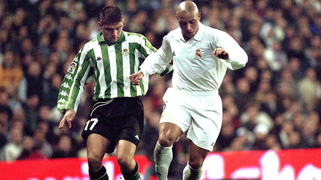  Joaquín Sánchez enfrentándose a Roberto Carlos (Cordon Press)