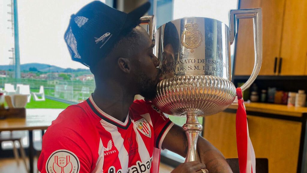  Iñaki Williams, con la gorra de 'a lo bajini' y el trofeo de la Copa del Rey.