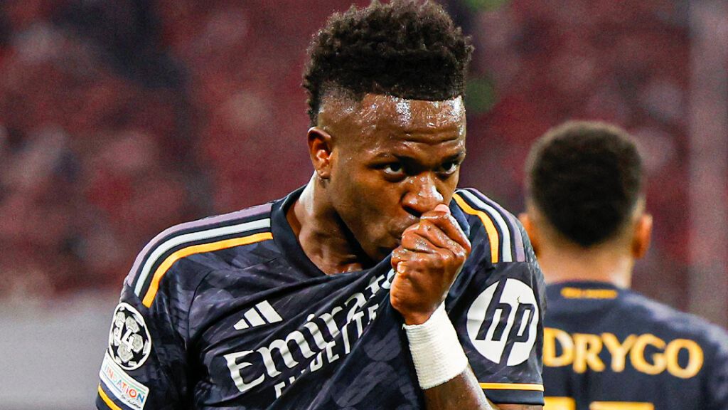  Vinicius se besa el escudo tras anotar el primero del partido (@realmadrid)