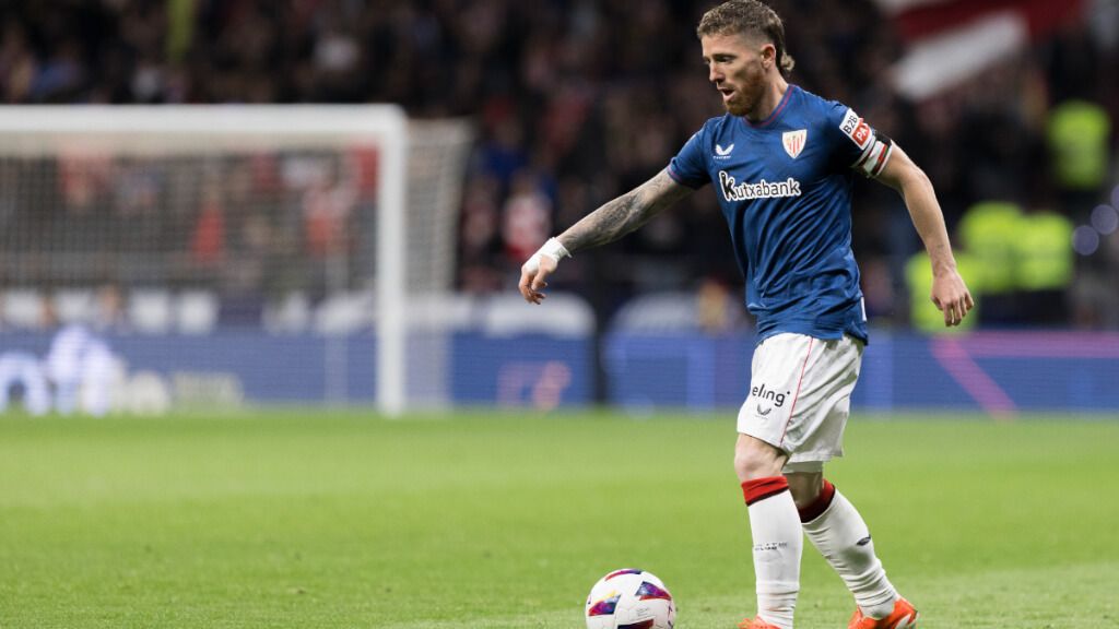 Iker Muniain la lleva ante el Atlético de Madrid (Europa Press).